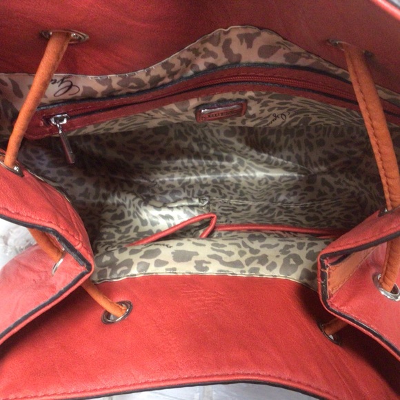 GUESS TOTE/SHOULDER BAG WITH DRAWSTRING FRINGED CLOSURE - Picture 14 of 15